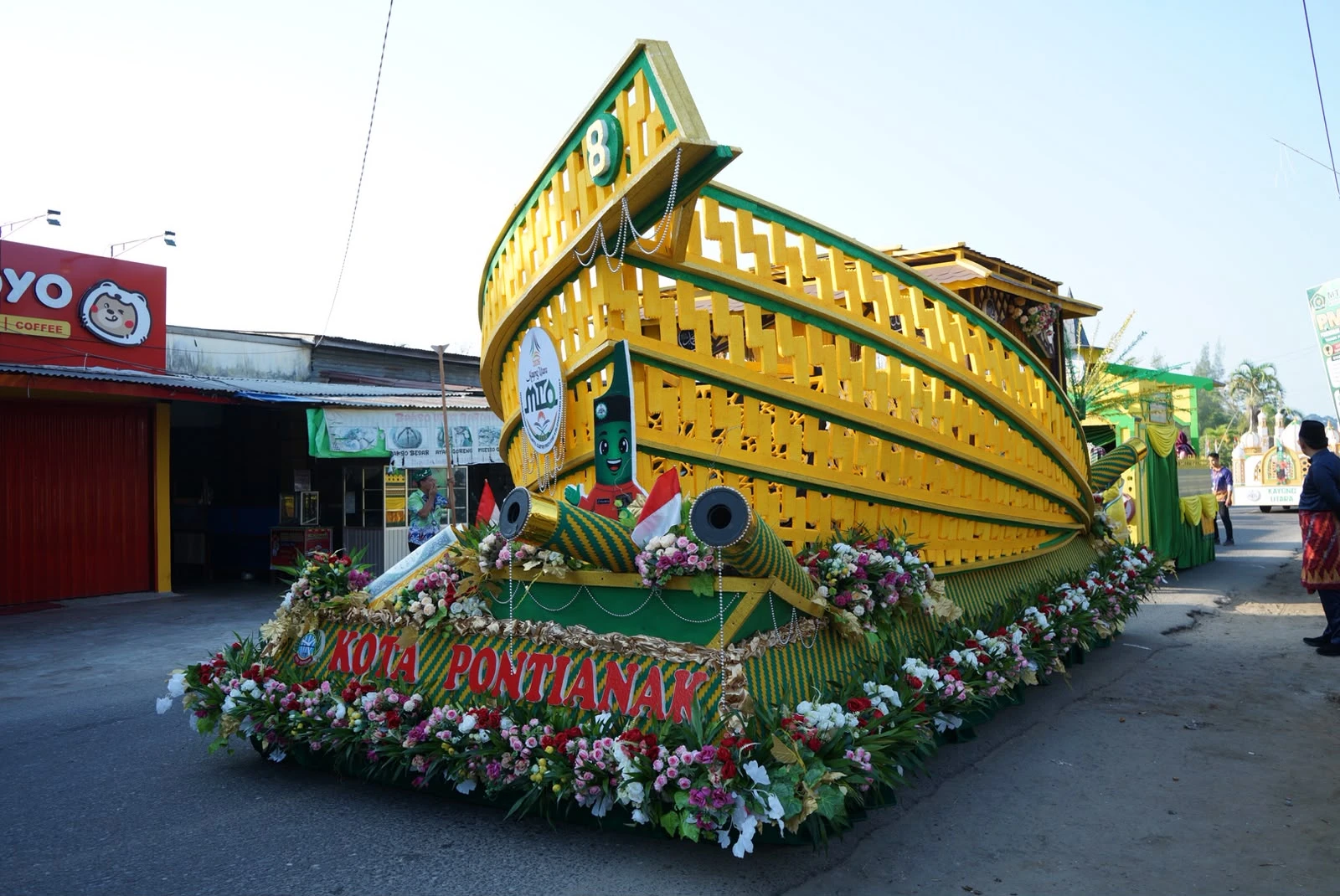 Mobil Hias Tanjak Pontianak Curi Perhatian di Pawai MTQ ke-34 Kalbar